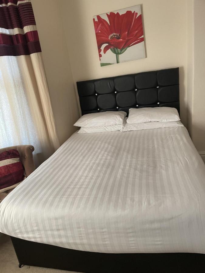 Diamonds Lodge Near York Hospital 외부 사진