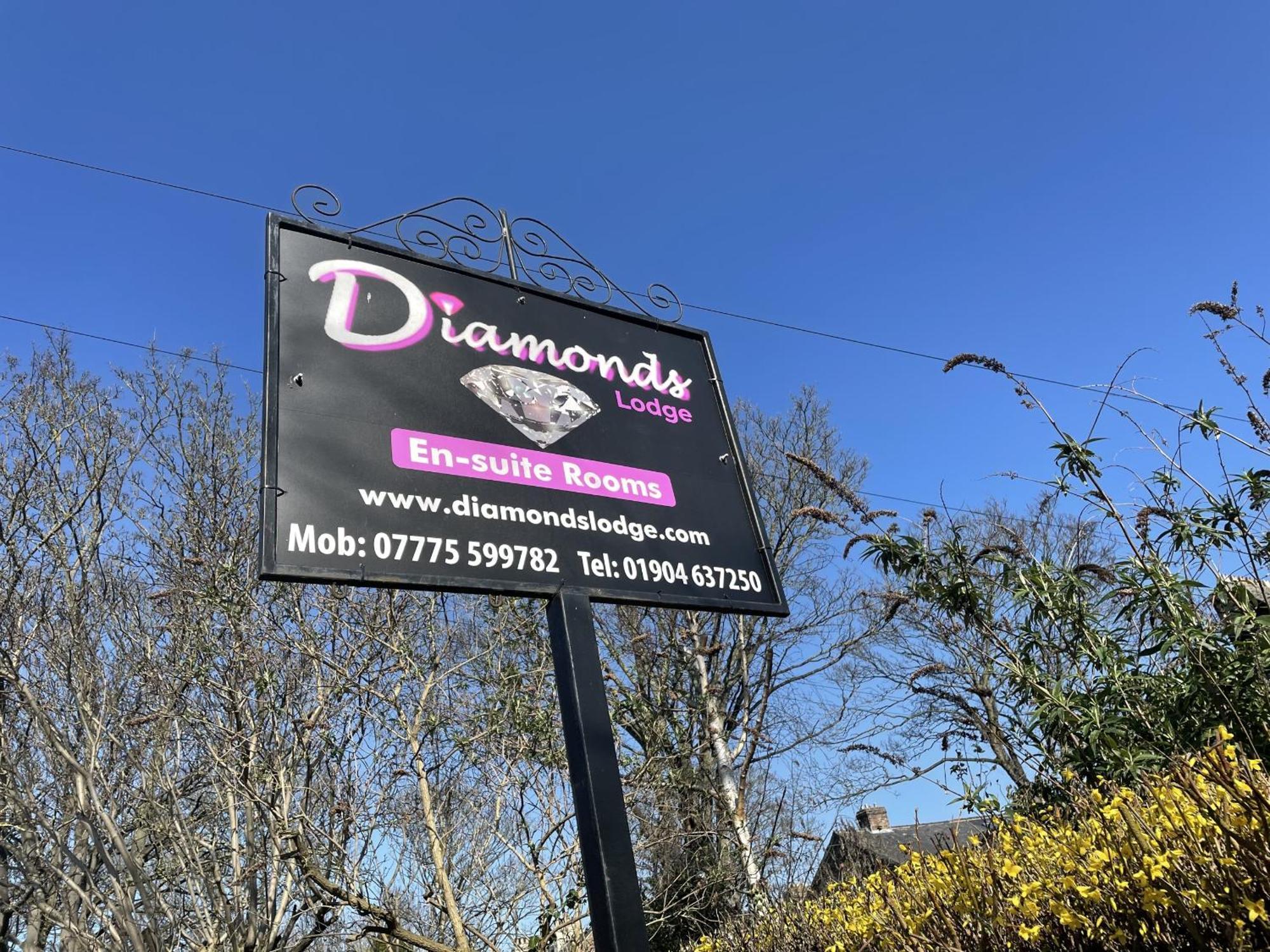 Diamonds Lodge Near York Hospital 외부 사진